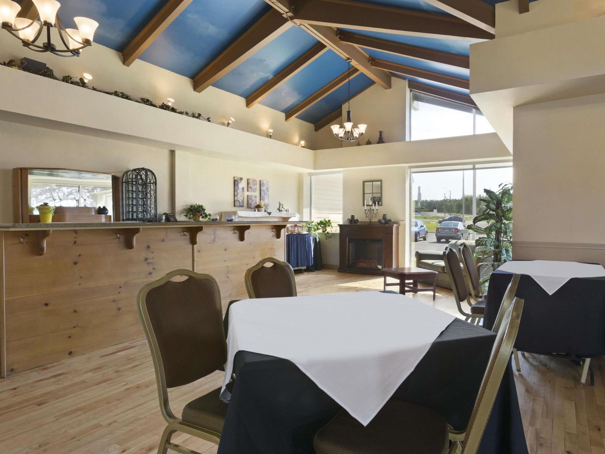 Days Inn & Suites By Wyndham Moncton Bagian luar foto