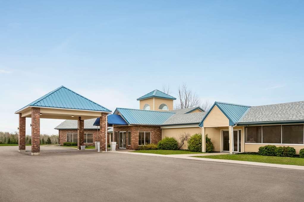 Days Inn & Suites By Wyndham Moncton Bagian luar foto