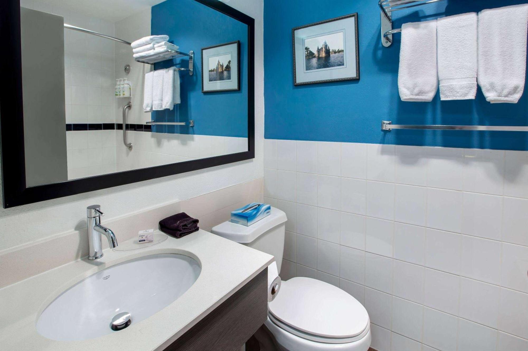 Days Inn & Suites By Wyndham Moncton Bagian luar foto