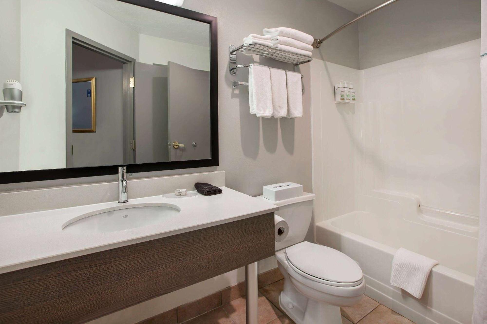 Days Inn & Suites By Wyndham Moncton Bagian luar foto