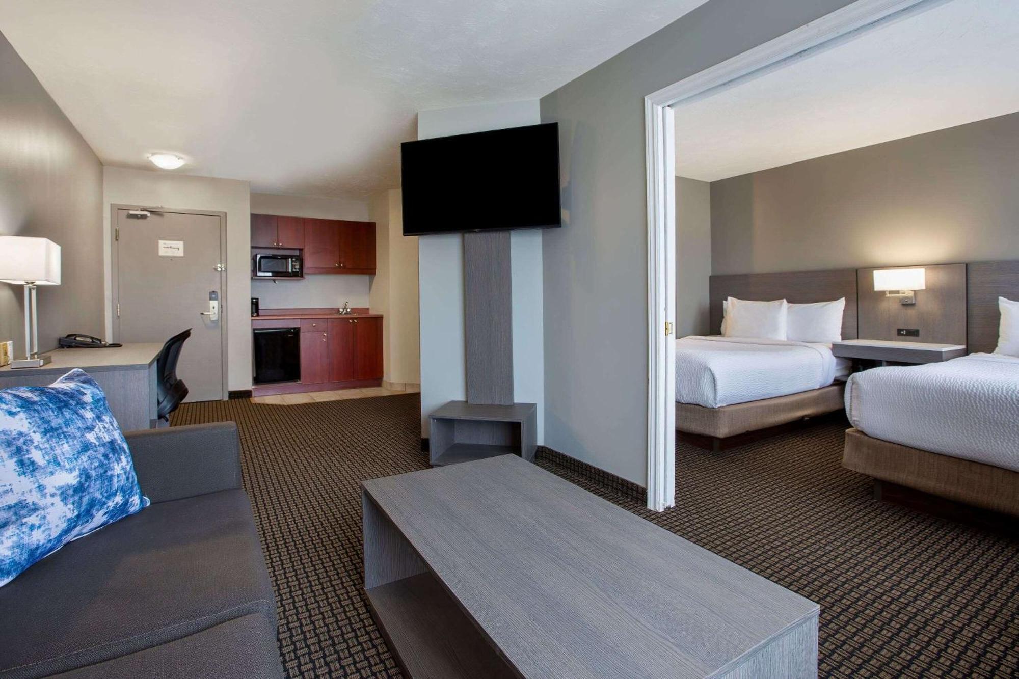 Days Inn & Suites By Wyndham Moncton Bagian luar foto