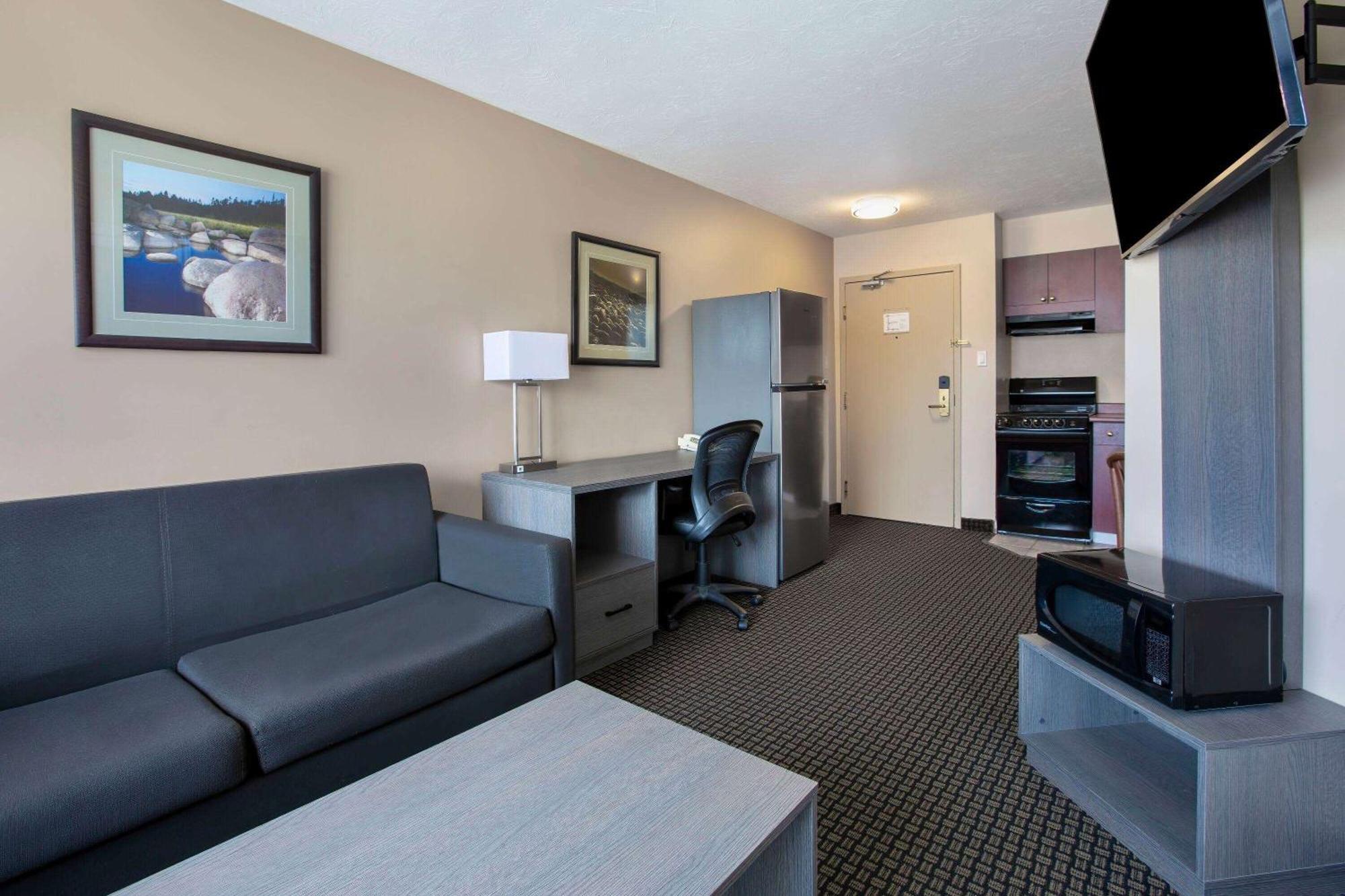 Days Inn & Suites By Wyndham Moncton Bagian luar foto