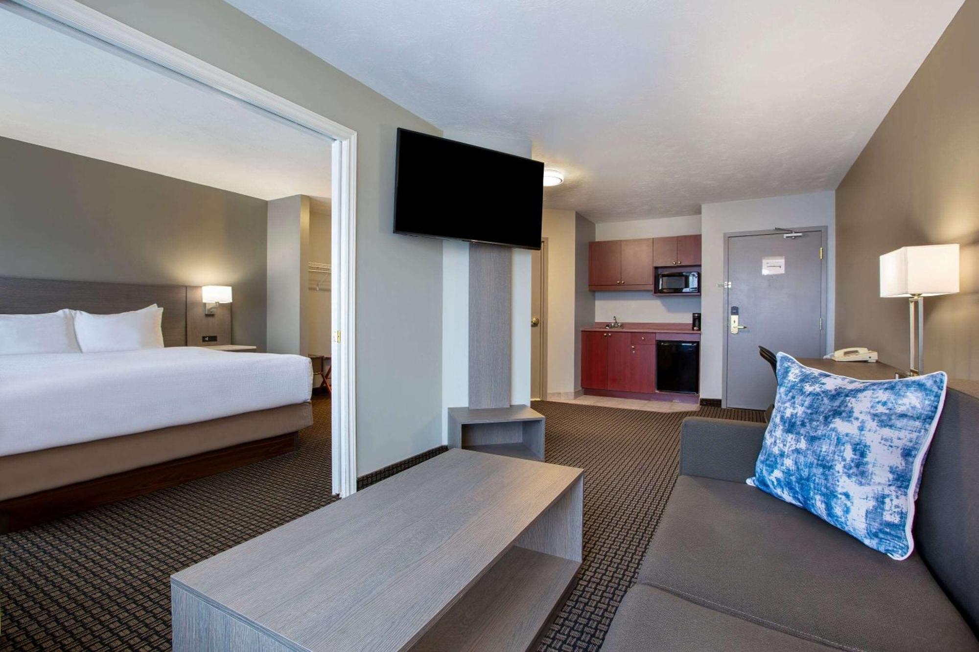 Days Inn & Suites By Wyndham Moncton Bagian luar foto