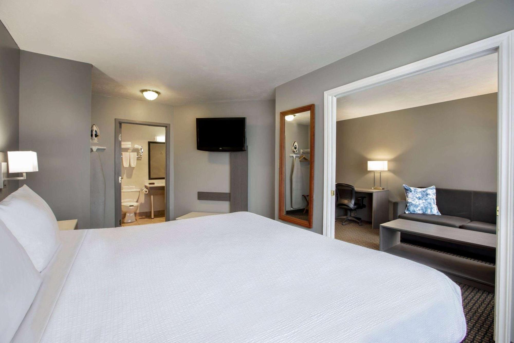Days Inn & Suites By Wyndham Moncton Bagian luar foto