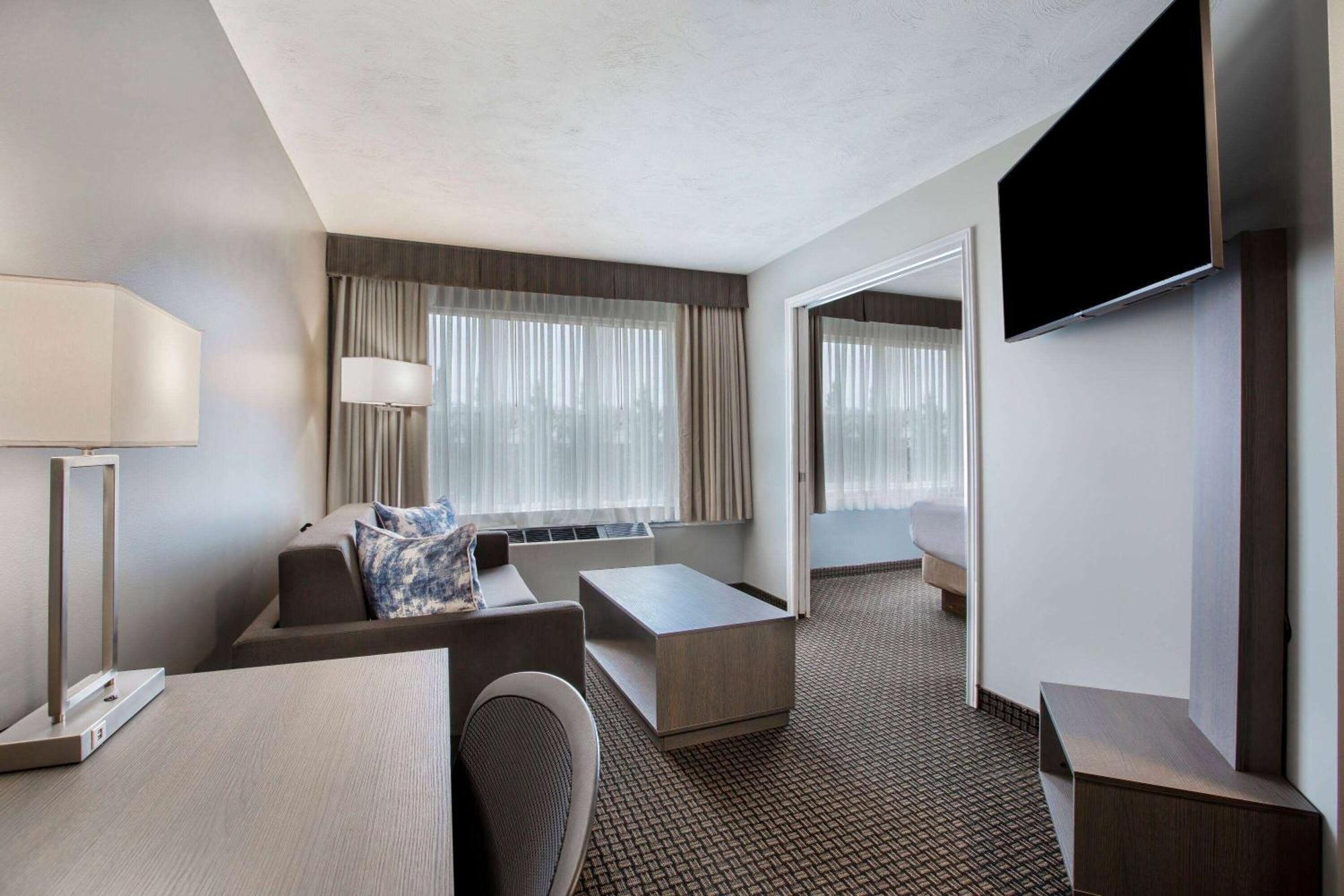 Days Inn & Suites By Wyndham Moncton Bagian luar foto