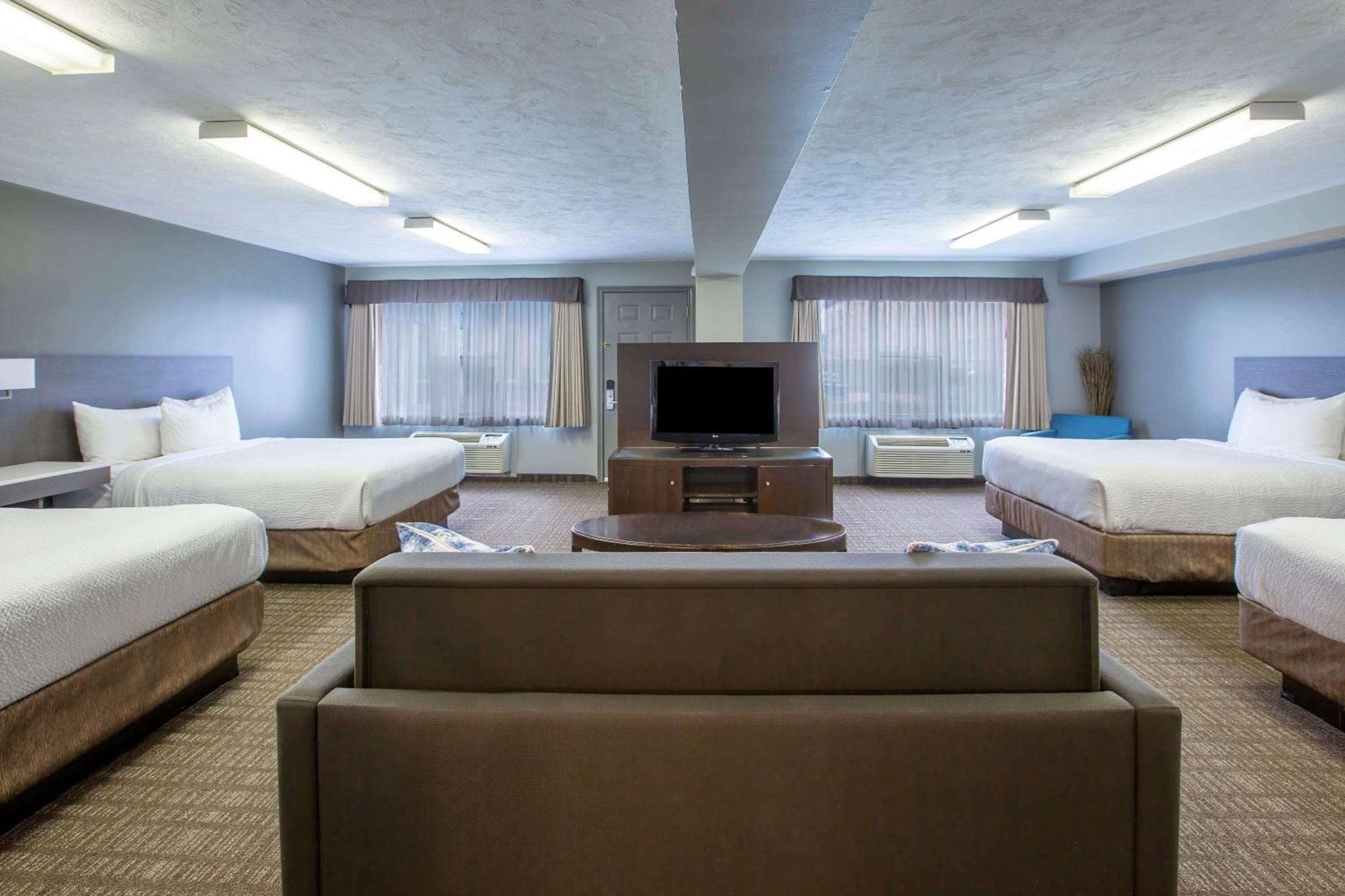 Days Inn & Suites By Wyndham Moncton Bagian luar foto