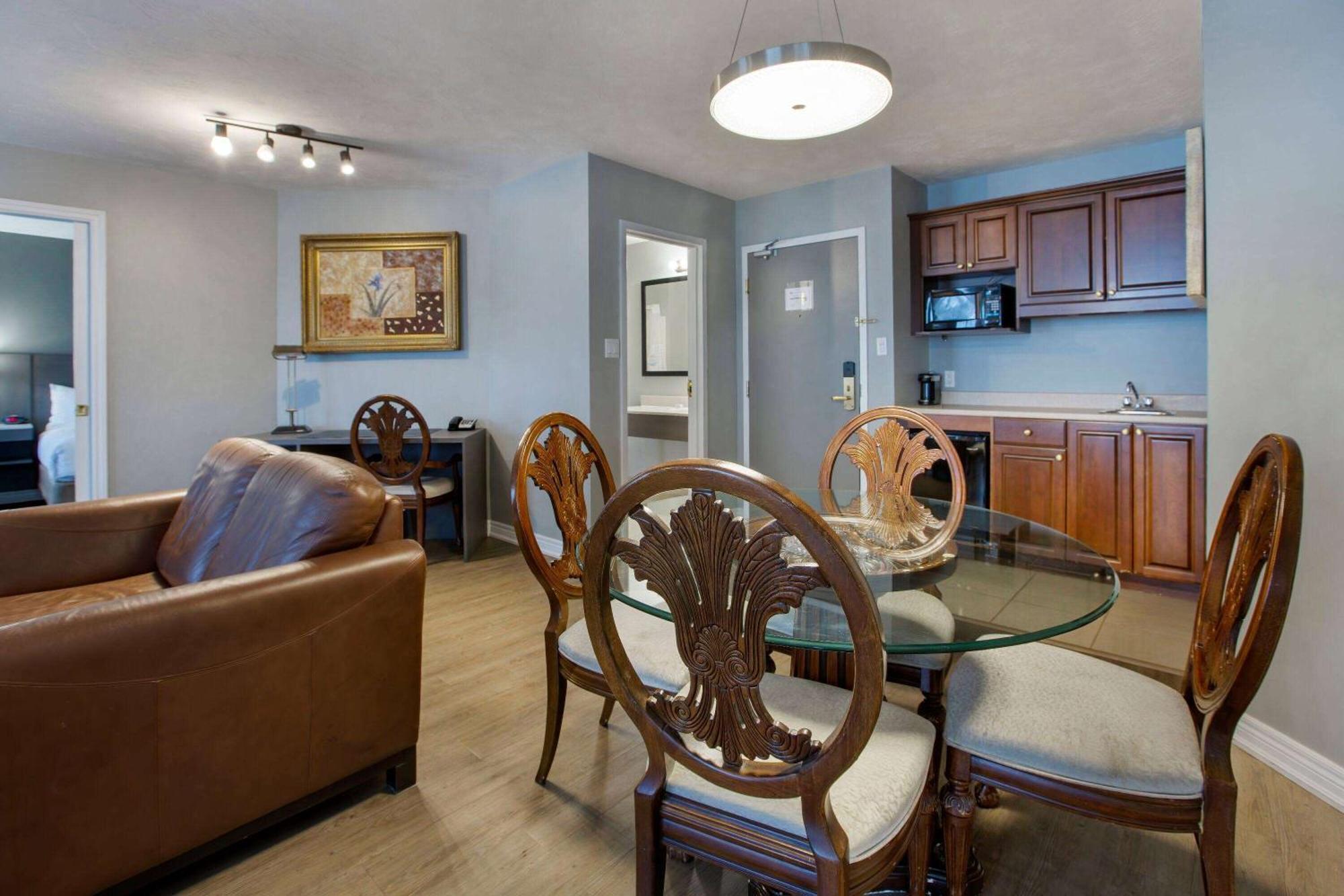 Days Inn & Suites By Wyndham Moncton Bagian luar foto
