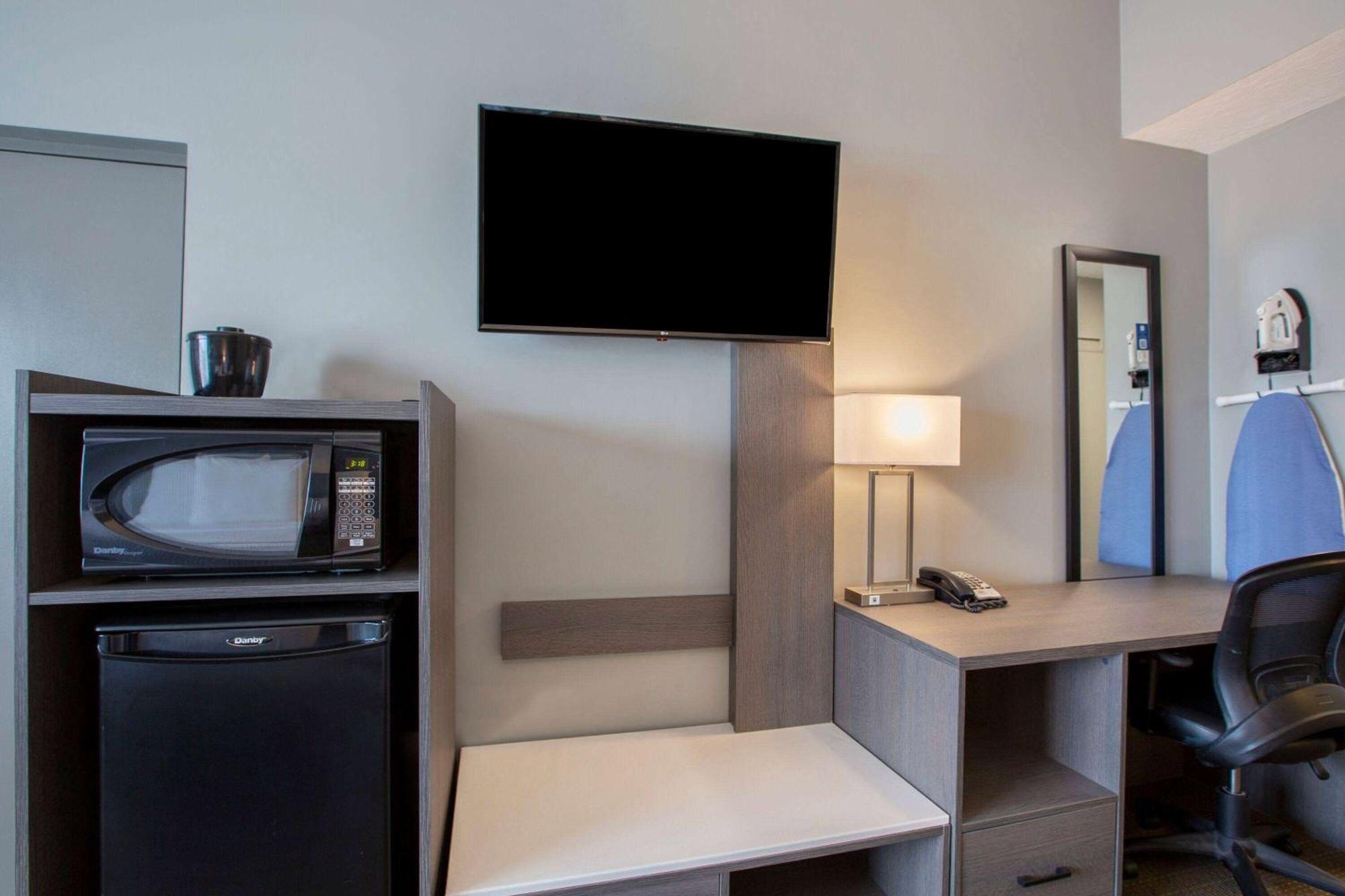 Days Inn & Suites By Wyndham Moncton Bagian luar foto
