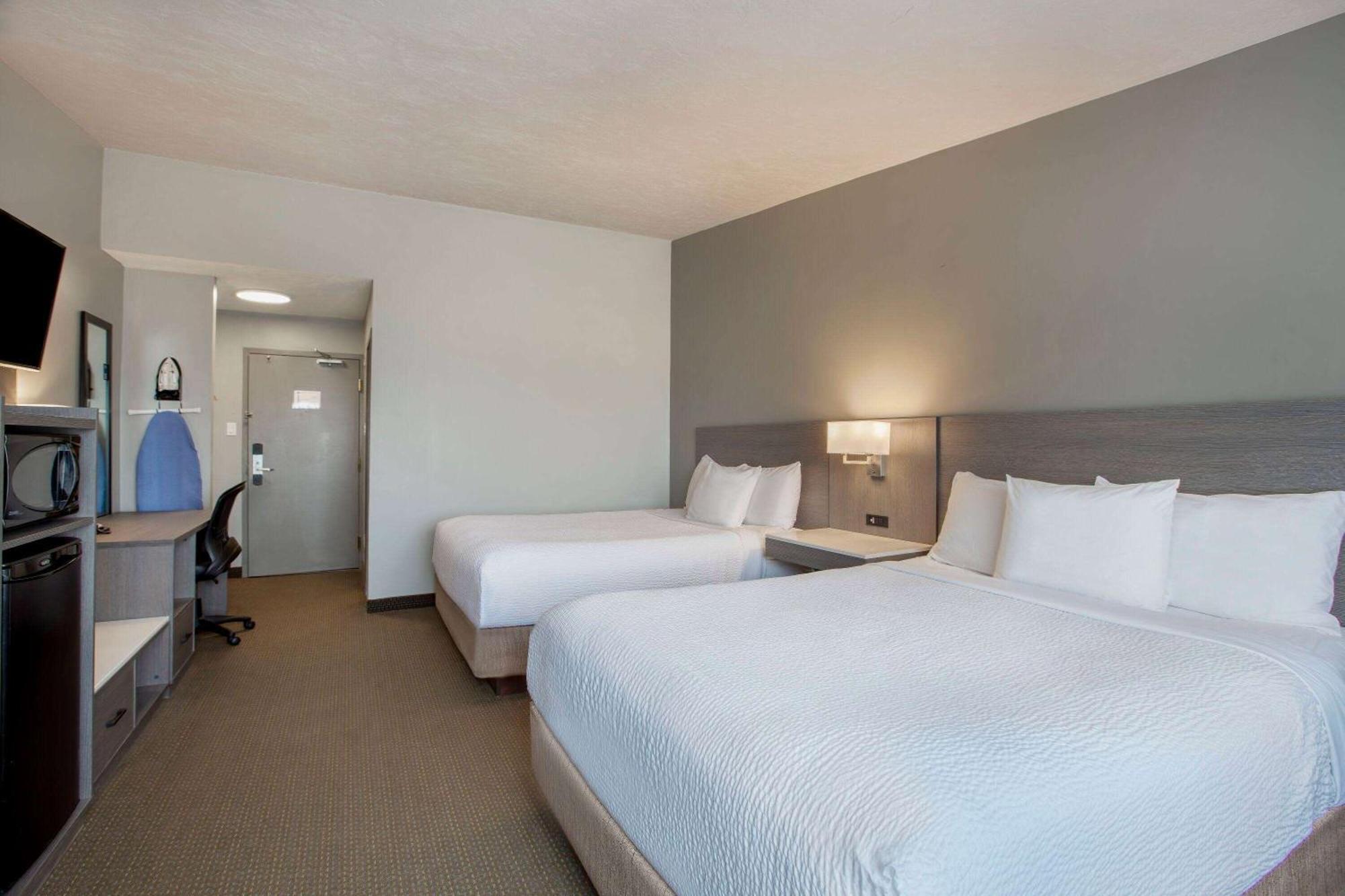 Days Inn & Suites By Wyndham Moncton Bagian luar foto