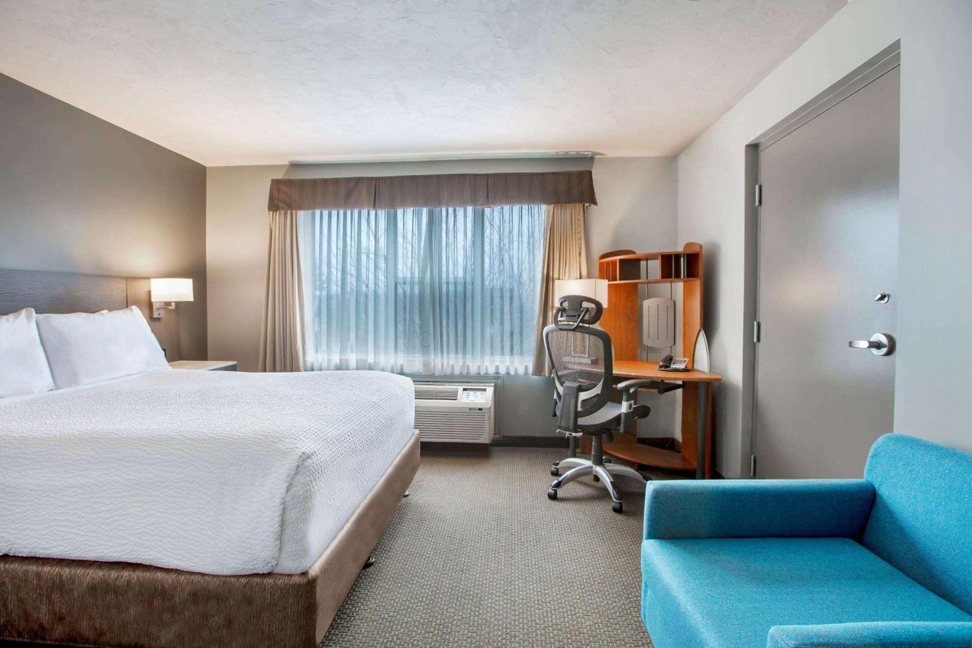 Days Inn & Suites By Wyndham Moncton Bagian luar foto