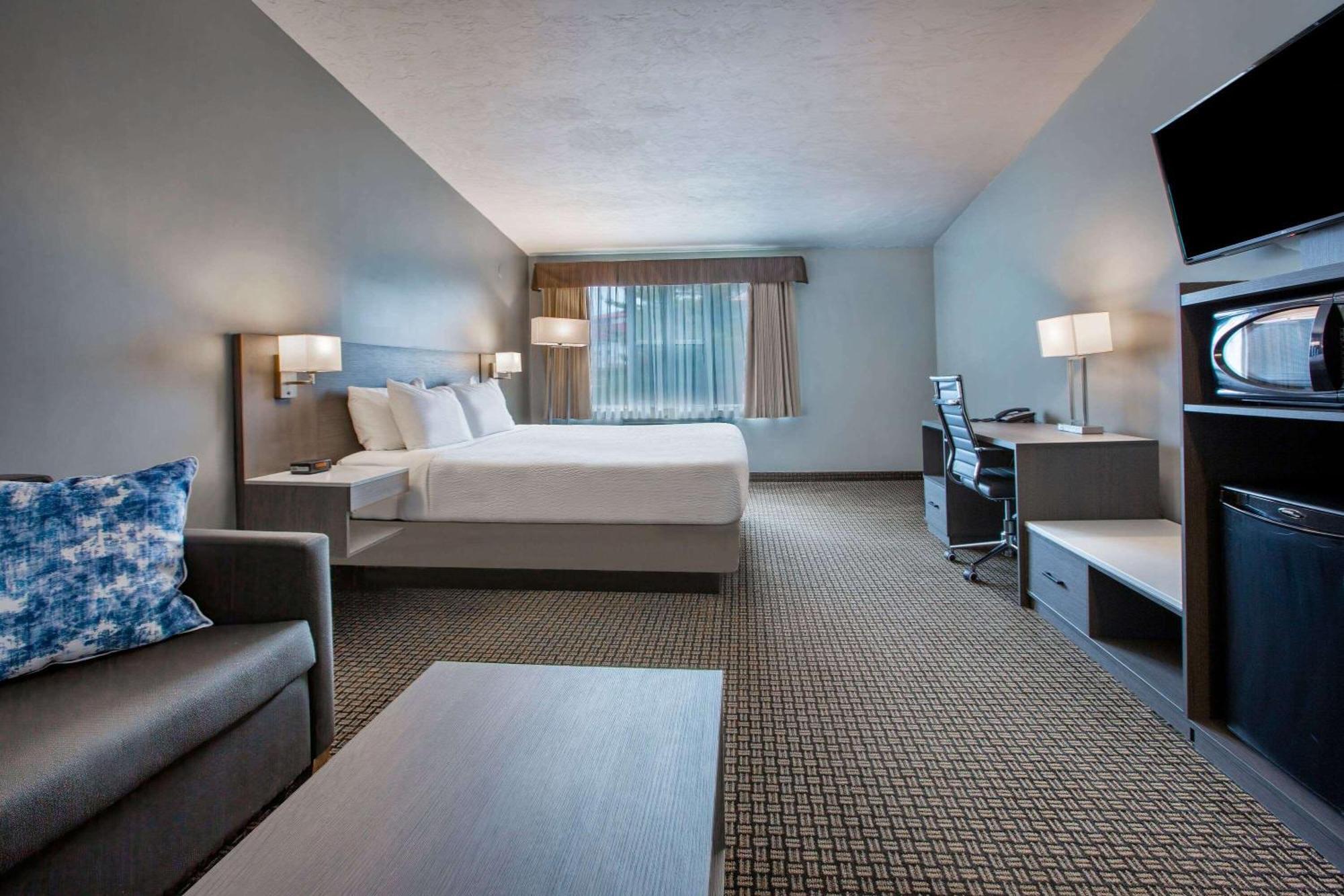 Days Inn & Suites By Wyndham Moncton Bagian luar foto