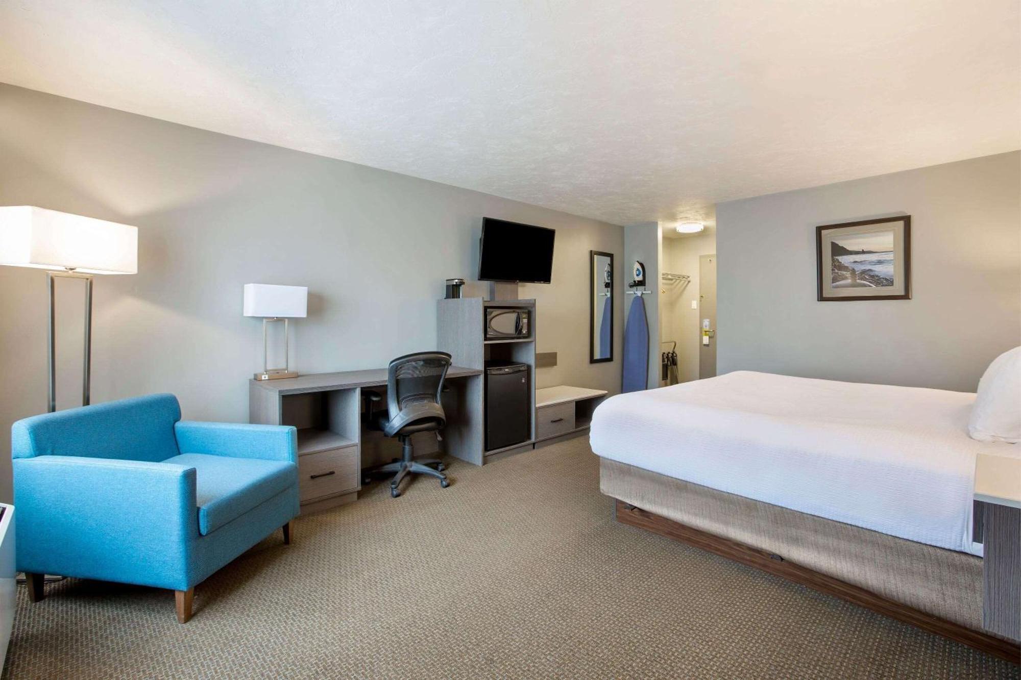 Days Inn & Suites By Wyndham Moncton Bagian luar foto