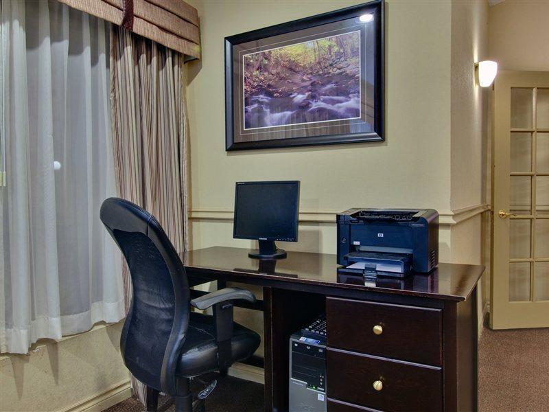 Days Inn & Suites By Wyndham Moncton Bagian luar foto